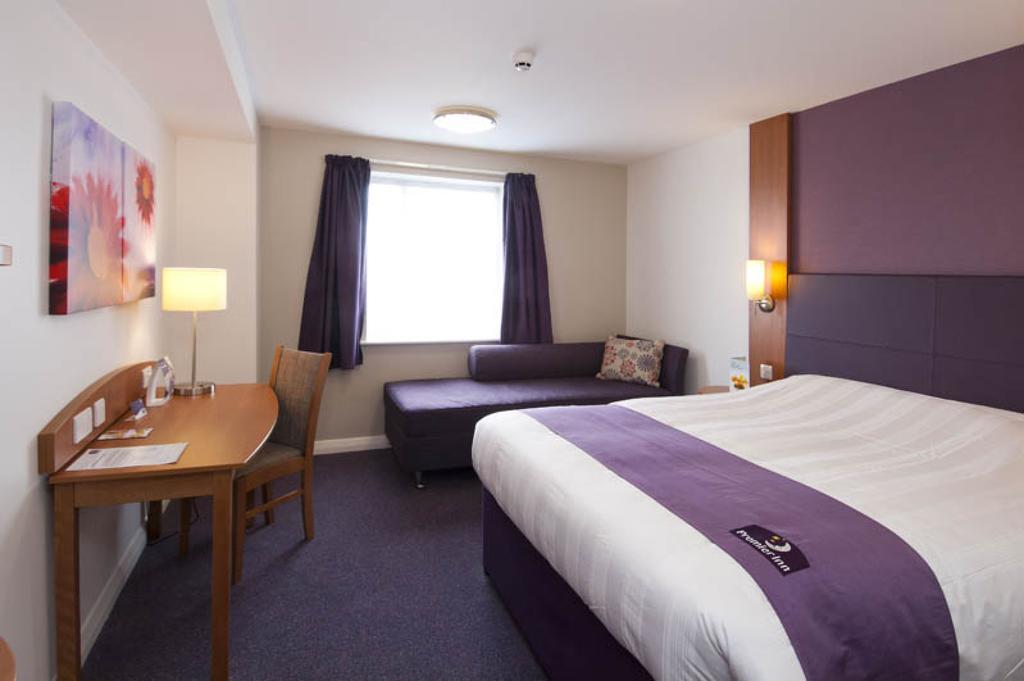 Premier Inn Reading Central ภายนอก รูปภาพ