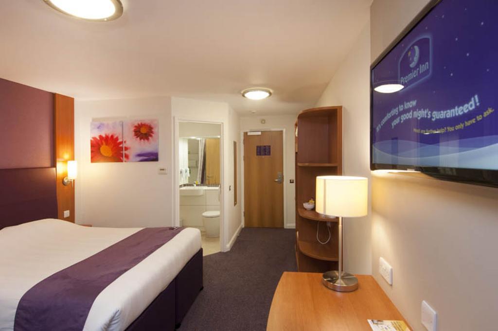 Premier Inn Reading Central ภายนอก รูปภาพ