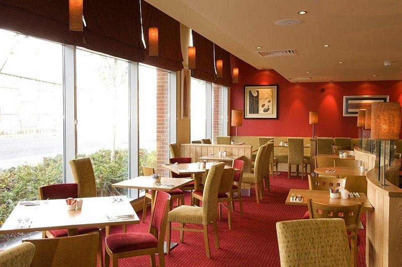 Premier Inn Reading Central ภายนอก รูปภาพ