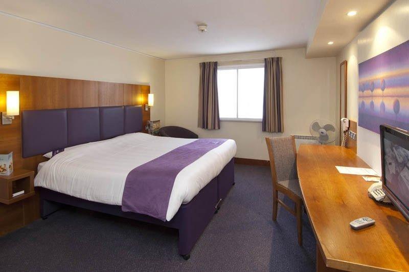 Premier Inn Reading Central ภายนอก รูปภาพ